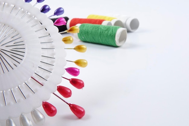 przybory do haftu: igły i nici