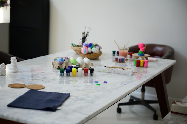 stolik z narzędziami do haftu